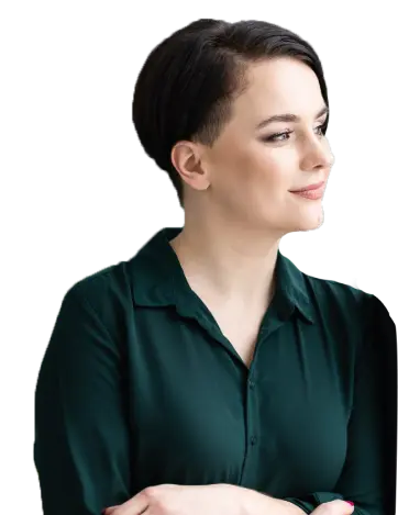 Ewa Binda w zielonej koszuli – uśmiechnięta młoda kobieta patrzy się w swoją lewą stronę