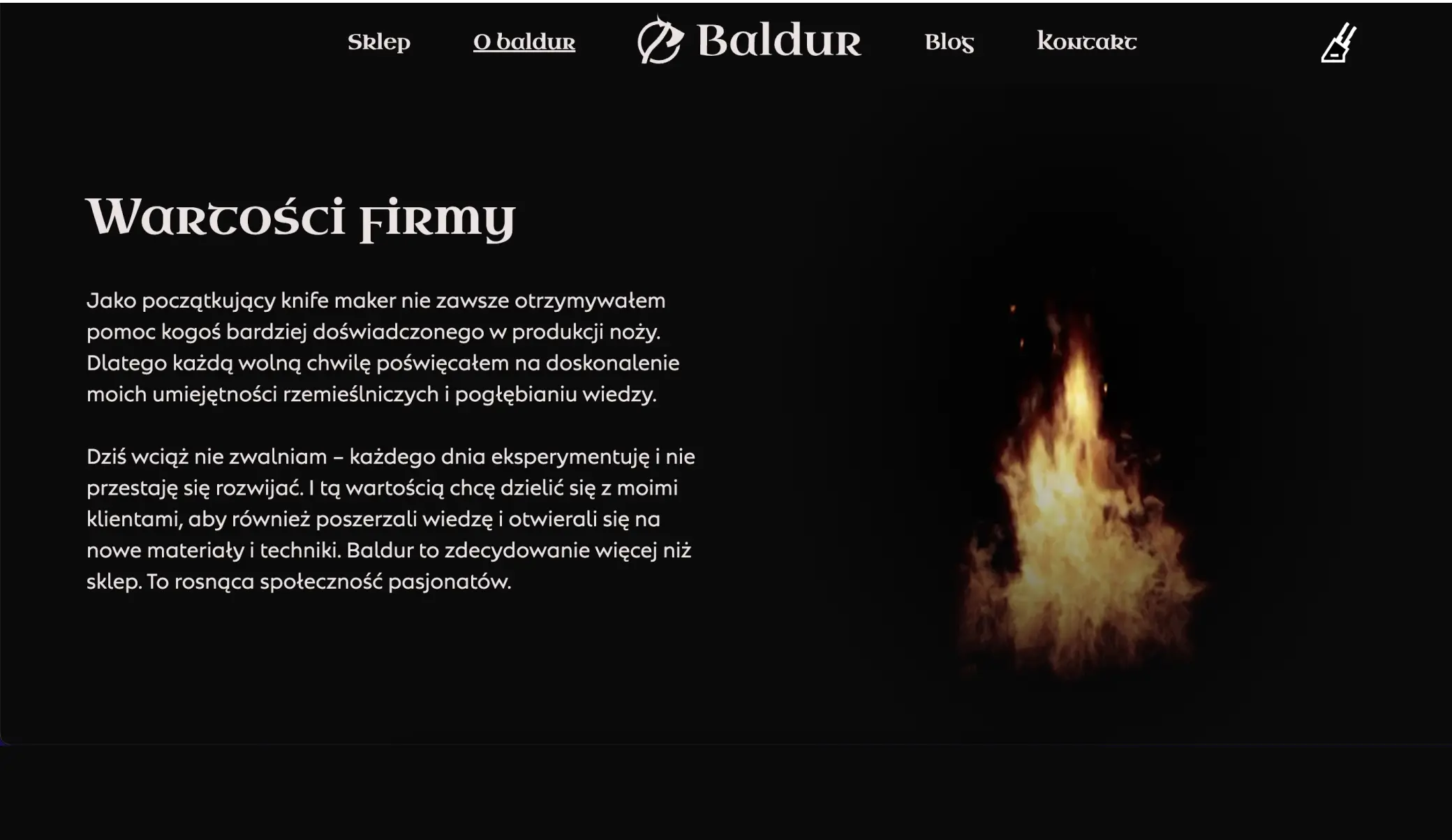Sekcja strony internetowej, po lewej kolumna z nagłówkiem w ozdobnym nordyckim foncie, pod nim akapit tekstu fontem bezszeryfowym. Po prawej ogień wyłaniający się z półmroku